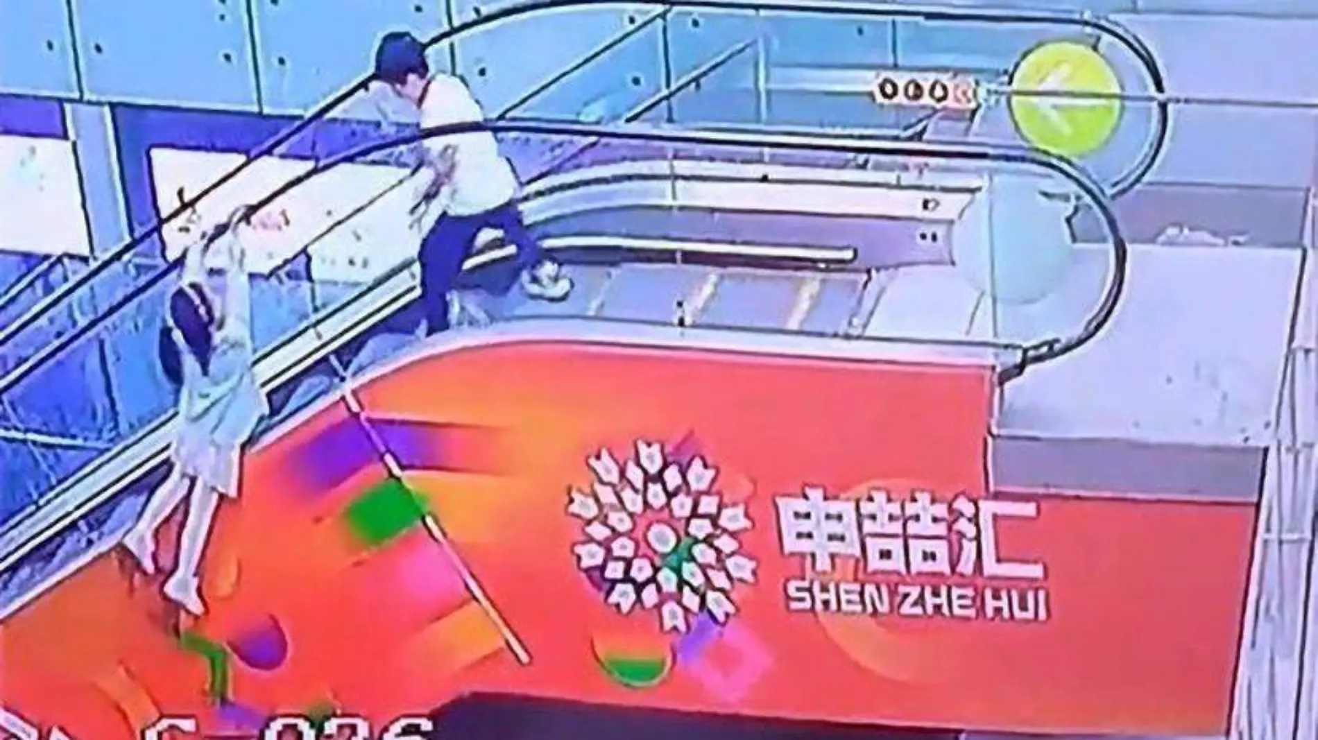 Capturan el momento en que una niña cuelga de una escalera eléctrica en China